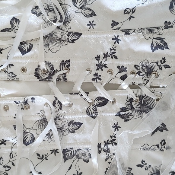 Corset - Picture 3 of 8